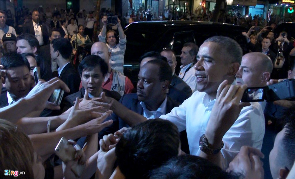 Obama bắt tay với người dân Việt Nam